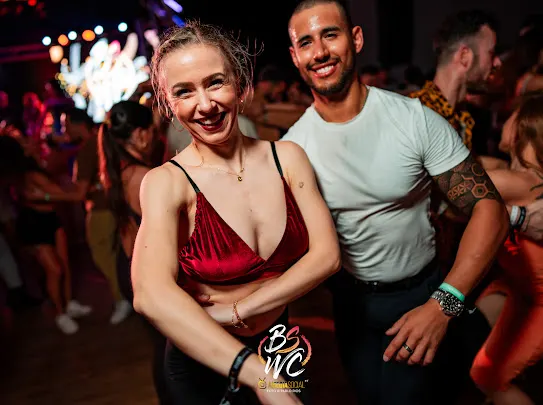 Markéta se dvěma tanečnicemi se soutěžními čísly na tanečním festivalu