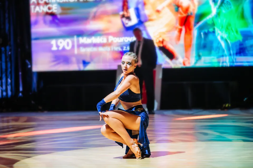 Markéta tančí bachatu s partnerem na tanečním festivalu