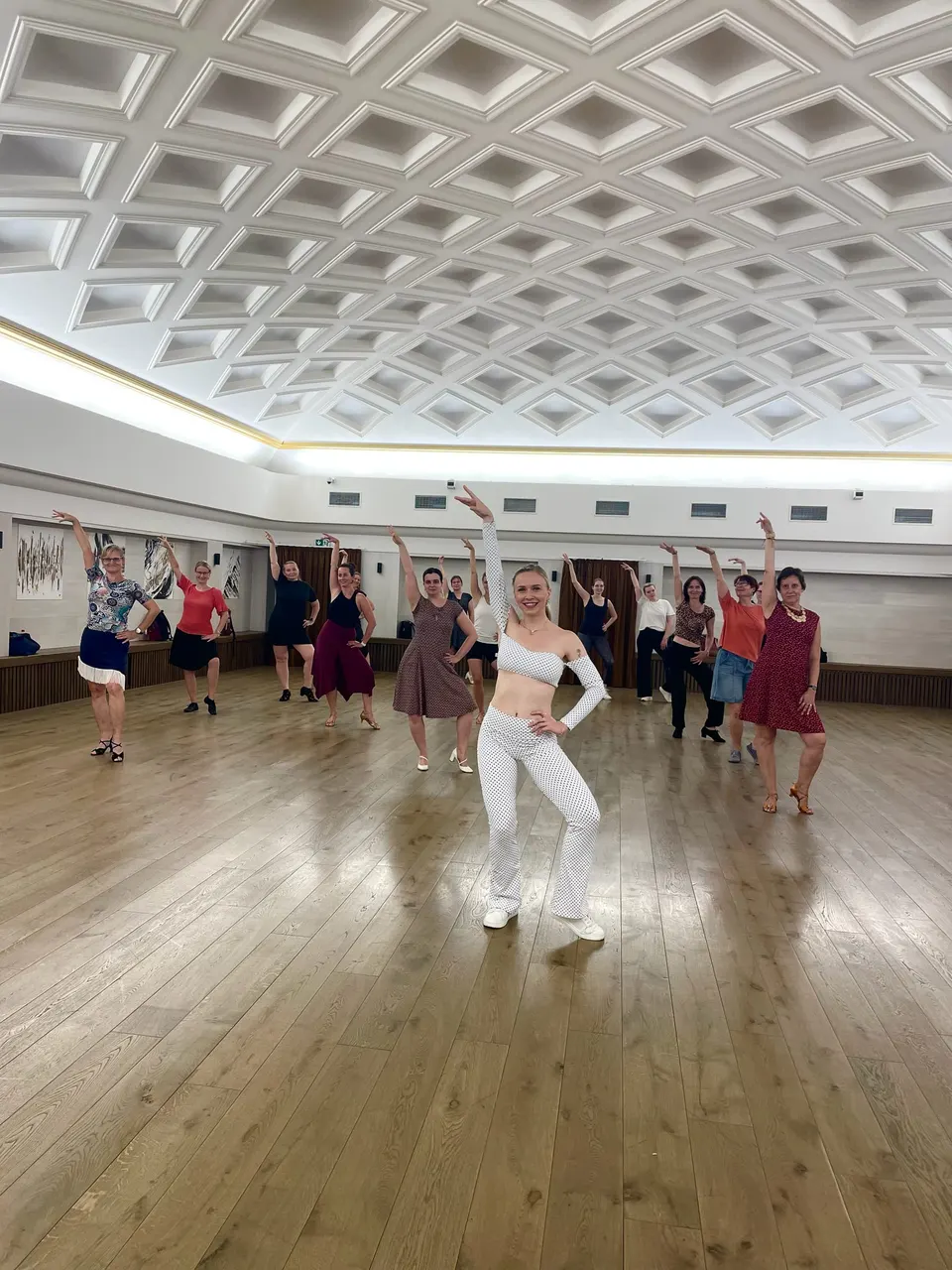 Markéta vede taneční workshop pro ženy ve velkém sále
