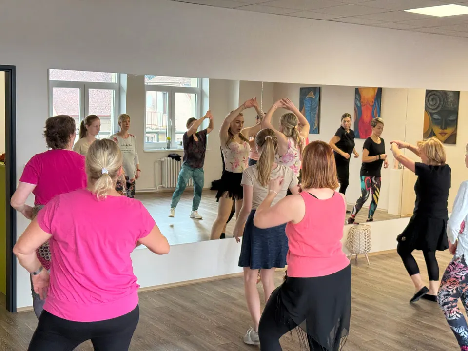 Workshop Latino Ladies, Markéta vede ženy před zrcadlem